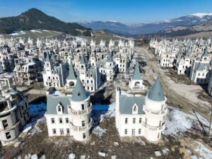 Моторошне «місто-привид»: сотні покинутих будинків у замках Діснея, застиглих у часі | INFBusiness