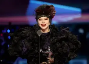 Чому Леді Гага залишила церемонію MTV VMA одразу після вручення нагороди | INFBusiness