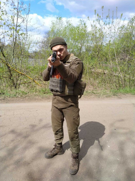 У нього була одна відповідь: «Мої брати там. Ми повинні стояти до смерті»: історія 22-річного захисника, який віддав своє життя за Україну | INFBusiness