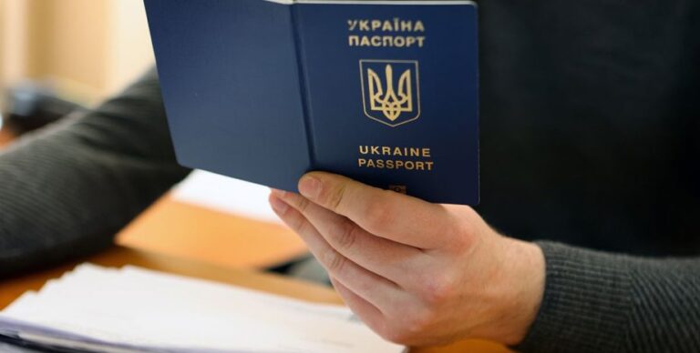 Прямуючи до Німеччини: 101-річна жінка отримала паспорт у Павлограді (фото)