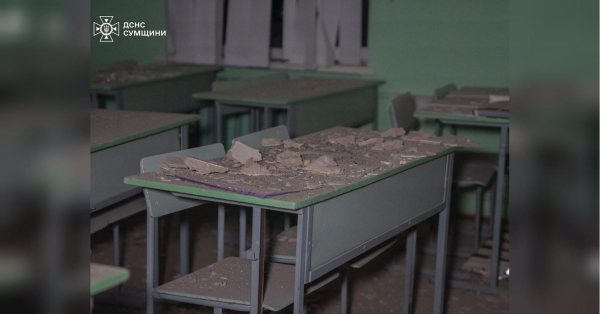 У Сумах внаслідок нічного обстрілу безпілотника пошкоджено будівлю школи та кілька багатоповерхівок (фото, відео)