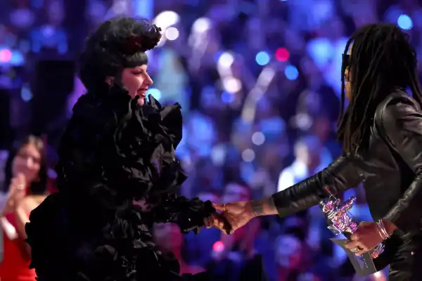 Чому Леді Гага залишила церемонію MTV VMA одразу після вручення нагороди | INFBusiness