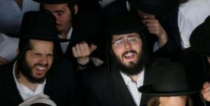 Хасиди потрапили в ДТП на Одеській трасі: автобус отримав значні пошкодження - відео | INFBusiness