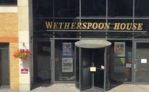 Люди заходять до будівлі Wetherspoons, а потім дізнаються про помилку | INFBusiness