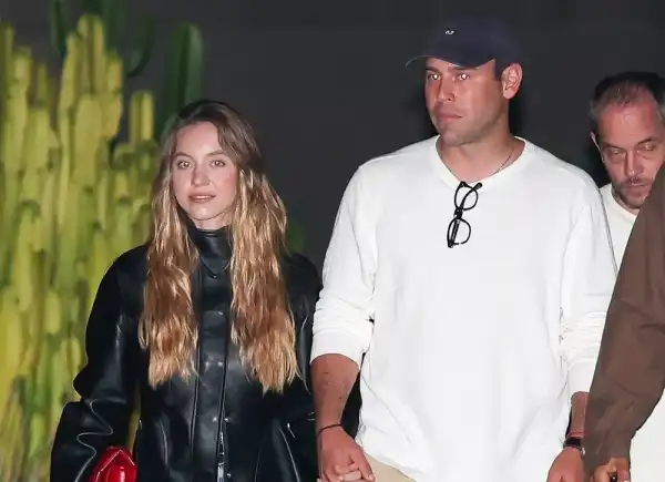 / Зіркові пари Все-таки роман: Сідні Суїні та Скутер Браун тримаються за руки на публіці | INFBusiness