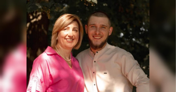 Він був відомий як хоробрий воїн із позивним «Лютий», який виконував надзвичайно складні бойові завдання як оператор FPV-дрона, водій транспорту, а також забезпечував своїх товаришів необхідним. Він ніколи не відмовляв у допомозі, завжди підтримував своїх товаришів і боровся до останнього. Вадим Дидюк з Рівненської області мав золоті руки — він знав, як все зробити, завжди знаходив рішення в будь-якій ситуації і ніколи не стояв осторонь, коли комусь потрібна була підтримка. Його життя обірвалося на фронті навесні 2025 року. «Вадим був одним із найкращих, ми не можемо покинути його тіло»: у Донецькій області загинув сміливий оператор дрона з позивним «Флейтий» | INFBusiness