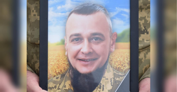 Горе та пекучий біль знову прийшли до шепетівської громади. Ще один мужній воїн повернувся до «щита» – Віталій Жила . 17 жовтня йому виповнилося б 37 років, повідомляє міська рада. Він попросив поховати його в селі, де провів дитинство: на Хмельниччині попрощалися із сержантом, який загинув у липні на Донеччині | INFBusiness