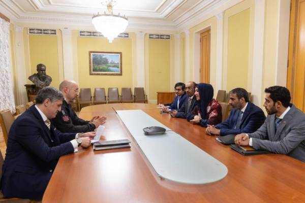 Шмигаль обговорив спільні проекти для додаткових інвестицій з Міністром співробітництва ОАЕ Фото 10/11/2025 16:20 Укрінформ Під час зустрічі в Києві з Державним міністром міжнародного співробітництва Об'єднаних Арабських Еміратів Її Високоповажністю Рім Ібрагімом Аль Хашімі Міністр оборони Денис Шмигаль обговорив спільні проекти, які можуть зміцнити безпеку обох держав. Шмигаль обговорив спільні проекти для додаткових інвестицій з Міністром співробітництва ОАЕ | INFBusiness