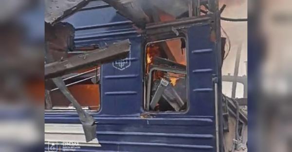 Росіяни знову атакували залізничну інфраструктуру України. Ворог завдав удару по залізничній станції в Шосткинській громаді, повідомив голова Сумської автономної адміністрації Олег Григоров. Росія обстріляла залізничну станцію Шостка: ракета влучила в пасажирський поїзд, є поранені (відео) | INFBusiness