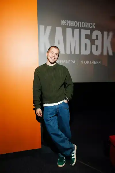 / Світська хроніка Олександр Петров з'явився на московській прем'єрі з дружиною та мамою | INFBusiness