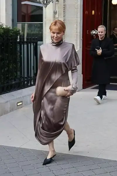 / Світська хроніка Дрес-код – срібло: зірки на показі Schiaparelli | INFBusiness