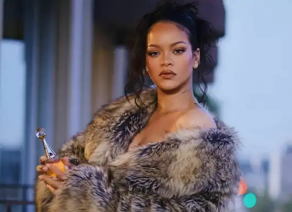 / Новини про зірок Ріанна вперше побачила світ після народження третьої дитини | INFBusiness