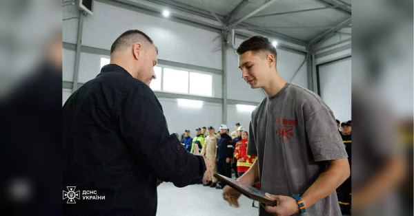 1 жовтня 2024 року на одній з вулиць Солом'янського району столиці багатотонна вантажівка раптово втратила кермо. Виявилося, що водій знепритомнів за кермом. Автомобіль мчав прямо до перехрестя, де могли загинути десятки людей. Страшно навіть уявити наслідки, якби це сталося. У вирішальний момент поруч був Максим Фомін, інструктор з тактичної медицини та домедичної підготовки благодійного фонду «Соломянські котячки». Юнак, не вагаючись, стрибнув у рухому кабіну, зумів загальмувати вантажівку та запобігти масштабній трагедії. Відразу після цього він надав першу медичну допомогу водієві та підтримував його до прибуття медиків, підбадьорюючи чоловіка та запевняючи його: «Все буде добре». Відео з місця події «стало вірусним» у мережі. Вражені мужністю хлопця, українці не стримували емоцій, наголошуючи, що він гідний нагороди. Нещодавно за цей вчинок Максим був нагороджений нагородою Державної служби з надзвичайних ситуацій «Герой-рятувальник 2025 року». «Повертаю голову – вантажівка ковзає дорогою та тисне машини. Водій непритомний»: як 19-річний киянин зупинив некеровану вантажівку та запобіг трагедії | INFBusiness