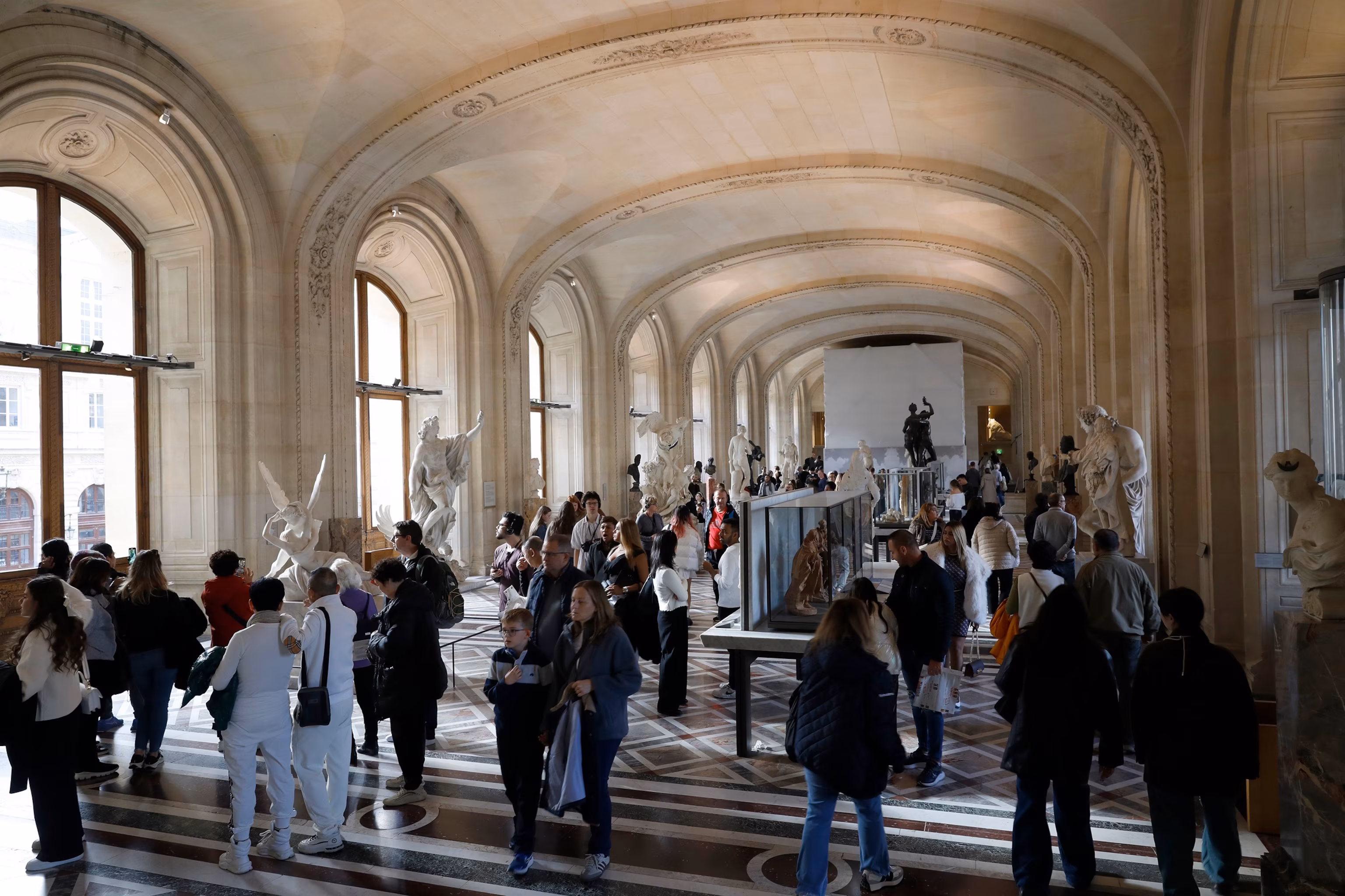 2:21 На цьому фото зображено паризькі камери відеоспостереження, 20 жовтня 2025 року, на фоні Лувру через день після того, як злодії вкрали вісім королівських ювелірних виробів з музею. Julien De Rosa/AFP via Getty Images Законодавець порушив охорону Лувру після пограбування коштовностей, наближається термін висунення звинувачень підозрюваним | INFBusiness