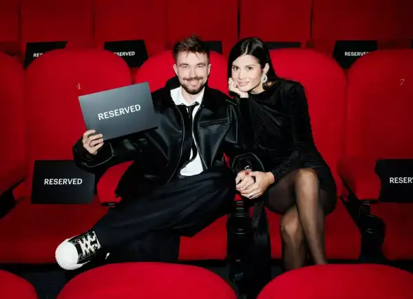 / Світська хроніка Олександр Петров з'явився на московській прем'єрі з дружиною та мамою | INFBusiness