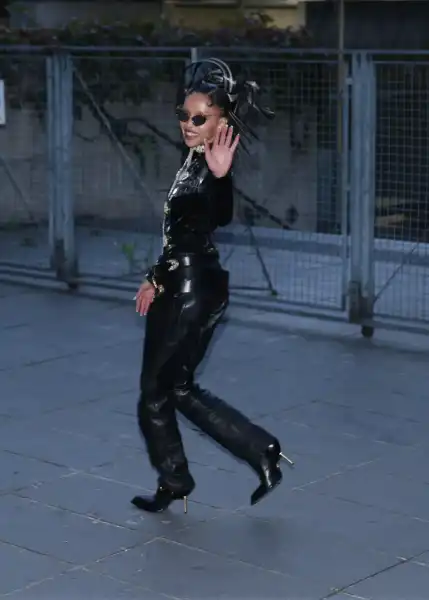 / Світська хроніка Дрес-код – срібло: зірки на показі Schiaparelli | INFBusiness