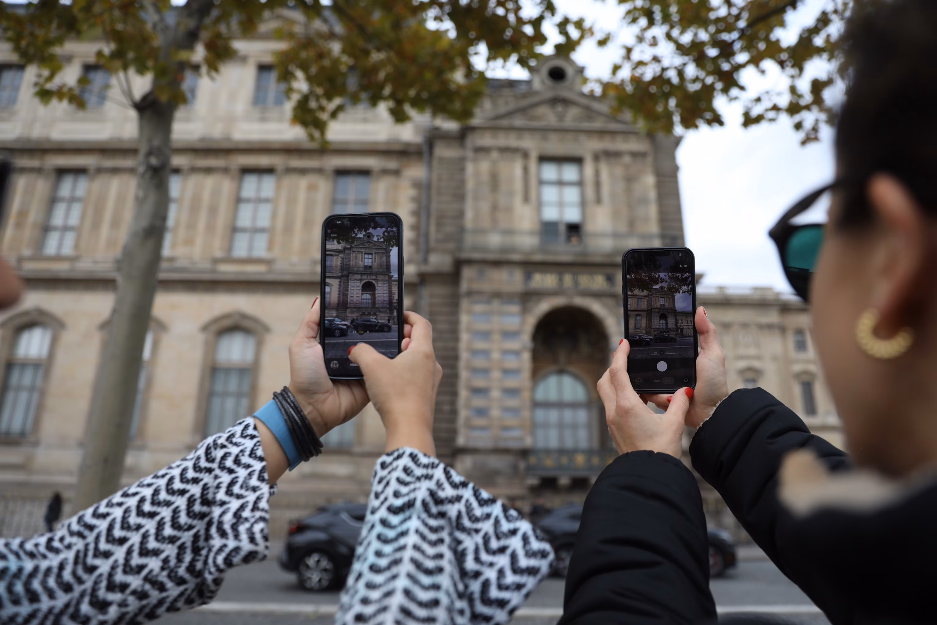 2:21 Відвідувачі дивляться картину Ежена Делакруа (у центрі) «Свобода веде народ» у музеї Лувр через три дні після того, як історичні коштовності були викрадені під час зухвалого пограбування серед білого дня, у середу, 22 жовтня 2025 року в Парижі. Тібо Камю/AP Поліція знайшла сліди ДНК у шоломі та рукавичці, залишених підозрюваними у крадіжці коштовностей Лувру | INFBusiness