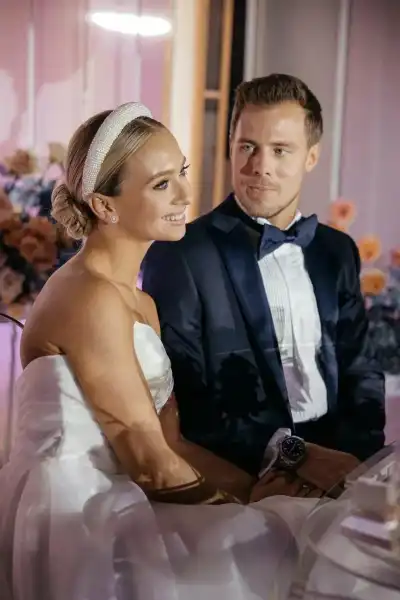 / Зіркові пари Микита Кацалапов освідчився у коханні Вікторії Синіциною у річницю весілля | INFBusiness