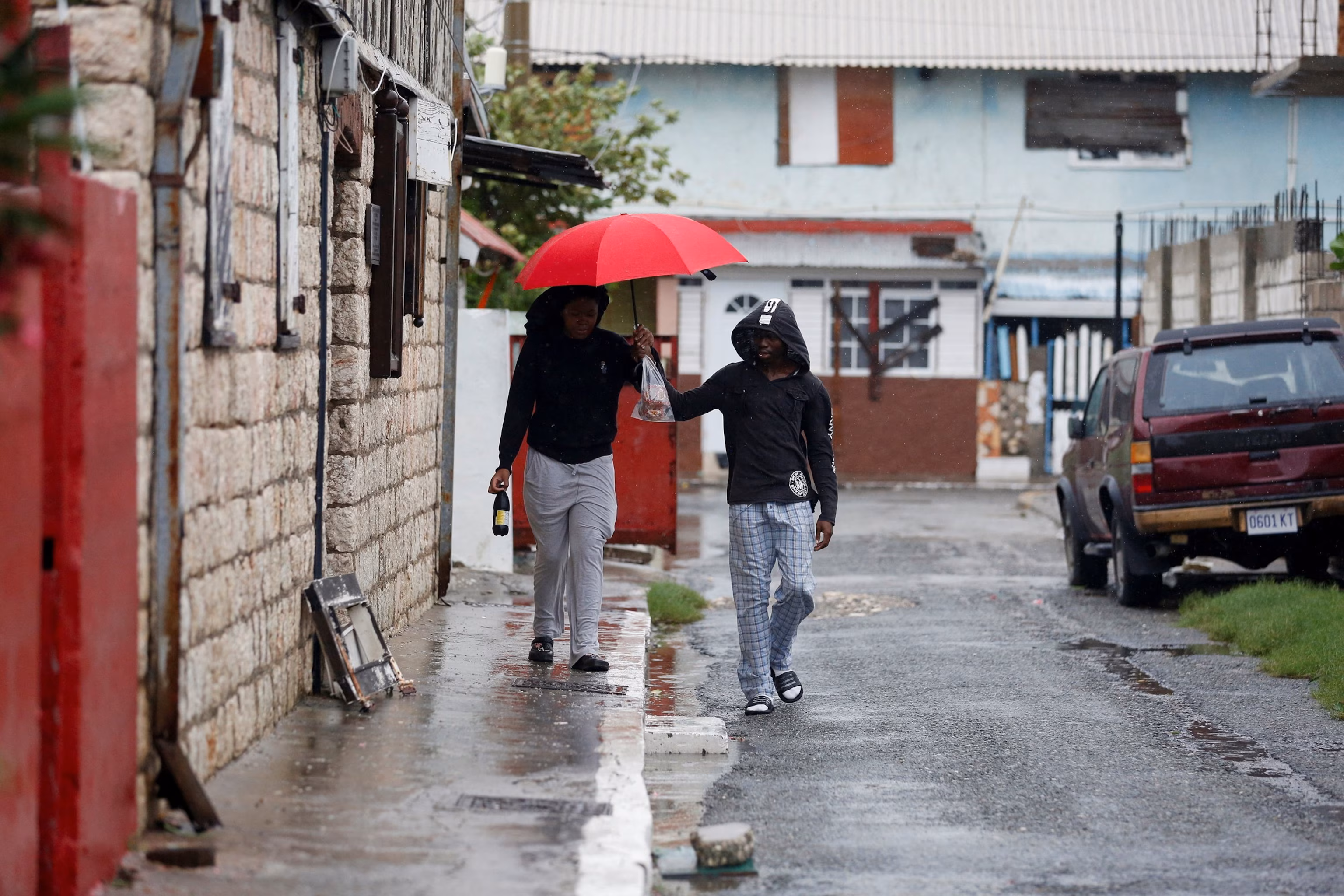 3:15 Мешканці збирають те, що залишилося від магазину після його руйнування ураганом Беріл 4 липня 2024 року в Олд-Харбор, Ямайка. Джо Редл/Getty Images Ямайка має історію боротьби з потужними ураганами | INFBusiness