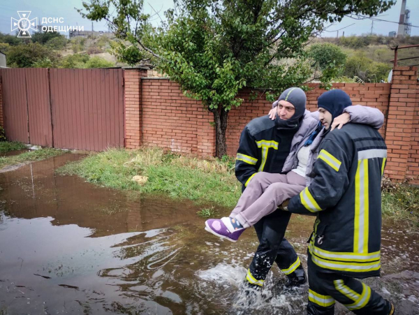 Фото Державної служби з надзвичайних ситуацій Смертельна негода в Одесі: десятки загиблих, сотні врятованих, боротьба з наслідками триває (фото) | INFBusiness