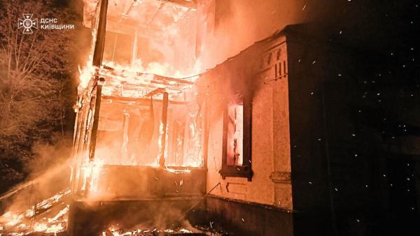 Рятувальники загасили пожежу в санаторії Б'юкенена після того, як Одеса у вогні, Сумська область знеструмлена, Київська область під атаками дронів: Росія знову завдає ударів по мирним містам (фото, відео) | INFBusiness