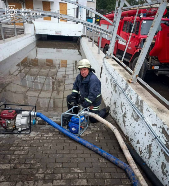 Фото Державної служби з надзвичайних ситуацій Смертельна негода в Одесі: десятки загиблих, сотні врятованих, боротьба з наслідками триває (фото) | INFBusiness