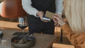 Відео: Виявлення фінансових тривожних сигналів вашого партнера | INFBusiness