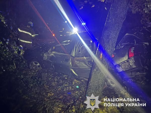 Нещодавно на автошляху Одеса — Київ сталася значна дорожня пригода через водія, що заснув за кермом, а в Київській області сталася автокатастрофа з вини 15-річного керманича. Про це поінформували в поліції Київської області. Під Києвом аварія: юні пасажири та 15-річний кермувальник у розбитому авто, є загиблі (фото) | INFBusiness