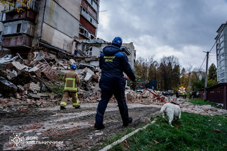 Вибух у Хмельницькому стався 28 жовтня | Фото: ДСНС У Хмельницькому виявили двох осіб під руїнами висотки (фотозвіт) | INFBusiness