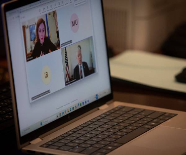 Міністри енергетики України та США обговорили захист енергетичної системи та підготовку до зими 09.10.2025 21:32 Укрінформ Міністр енергетики Світлана Гринчук та Міністр енергетики США Кріс Райт обговорили захист енергетичного сектору України та успішне завершення опалювального сезону. Міністри енергетики України та США обговорили захист енергетичної системи та підготовку до зими | INFBusiness