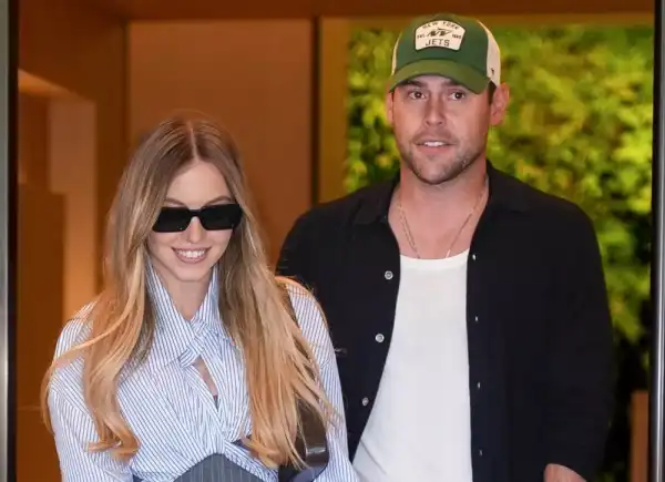 / Зіркові пари Закохані Сідні Суїні та Скутер Браун тримаються за руки на побаченні у Нью-Йорку | INFBusiness