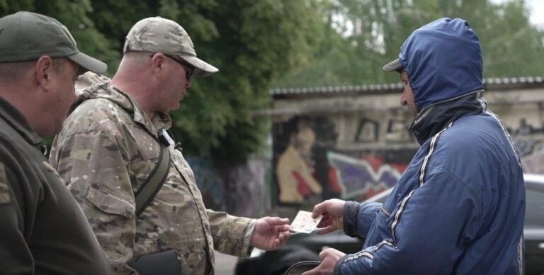 Заморожування рахунків та зупинення дії водійських прав: українці радять депутату правки до мобілізації.