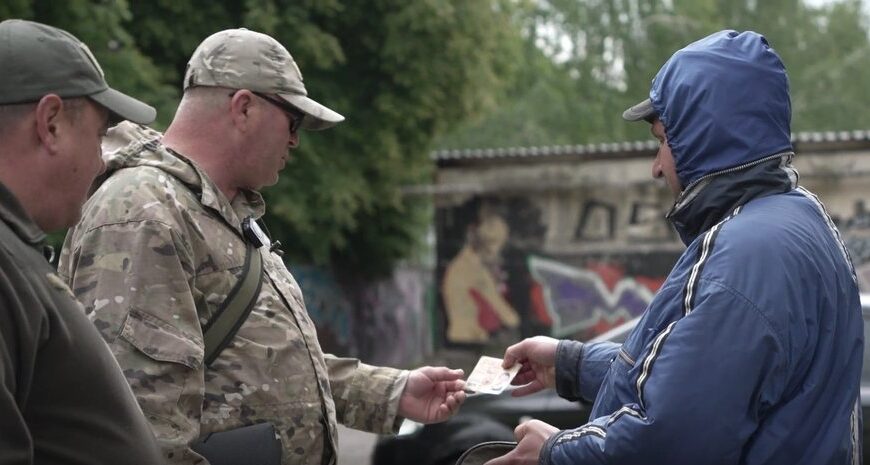 Заморожування рахунків та зупинення дії водійських прав: українці радять депутату правки до мобілізації.