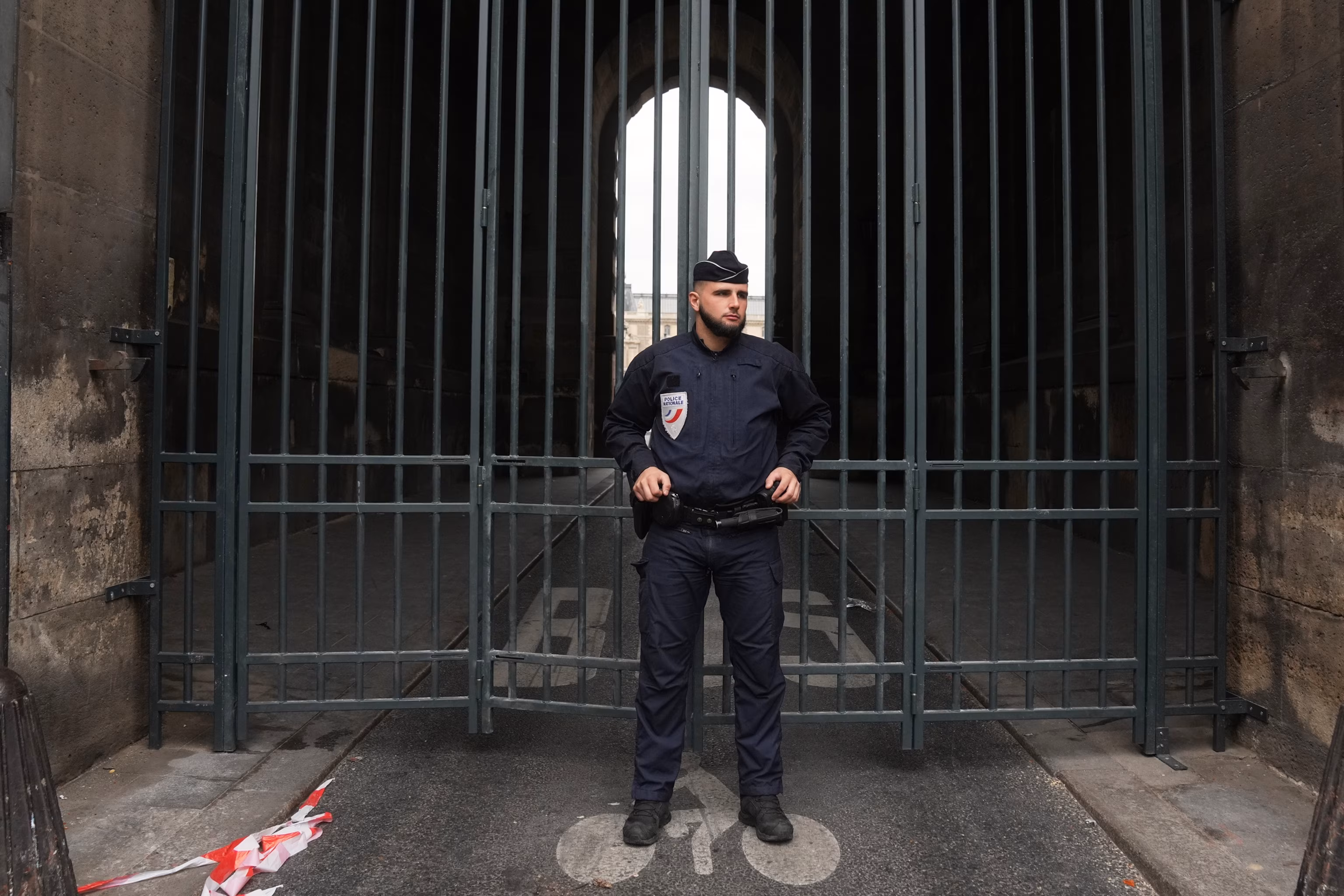 Розслідується пограбування чотирьох підозрюваних у крадіжці «безцінних» коштовностей з Лувру в Парижі | INFBusiness