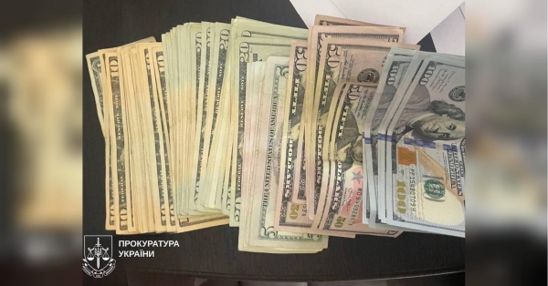 Шахраї використовують різні схеми для крадіжки грошей українців. Наприклад, нещодавно громадян попередили, що шахраї користуються запуском програми «Пакет студента», надсилаючи батькам повідомлення про платежі та збираючи їхні банківські реквізити. Бізнес на "ясновидінні": харківські шахраї виманили у тяжкохворих українців мільйони гривень (фото) | INFBusiness