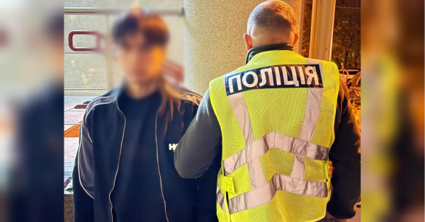 У Києві, де раніше органи правопорядку передали до суду злочинця, що нападав на жінок і обкрадав їх, поліція затримала юнака, який вчинив напад на дівчину, з якою познайомився онлайн. Приводом стала… невідповідність нової знайомої світлині, яку вона розмістила на ресурсі знайомств. Не збіглося з онлайн-профілем: киянка постраждала від грабежу після інтернет-знайомства. | INFBusiness