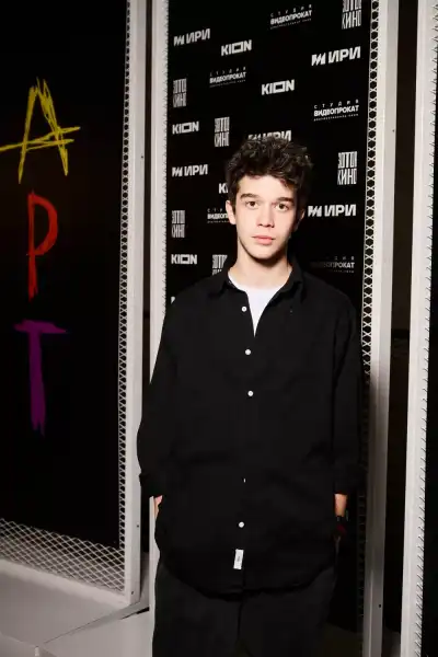 / Світська хроніка Рената Піотровскі, Аврора, Федір та Сергій Бондарчуки на світській прем'єрі серіалу "Арт – це я" | INFBusiness