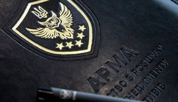 АРМА перерахувало 15 мільйонів гривень, знайдених під час обшуку у колишнього депутата регіона - Державне бюро розслідувань 04.10.2025 06:03 Укрінформ 15 мільйонів гривень, знайдених під час обшуку у колишнього депутата регіона, перерахували до департаменту АРМА. АРМА передала 15 мільйонів ₴, знайдених під час обшуку у колишнього депутата регіона - Державне бюро розслідувань | INFBusiness
