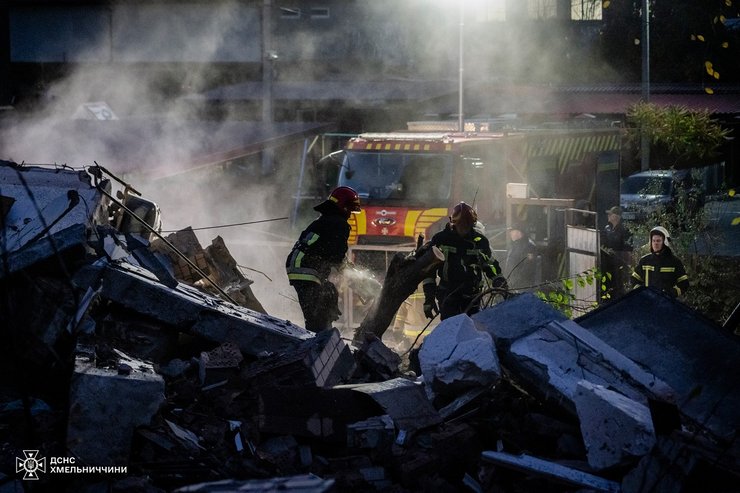 Вибух у Хмельницькому стався 28 жовтня | Фото: ДСНС У Хмельницькому виявили двох осіб під руїнами висотки (фотозвіт) | INFBusiness