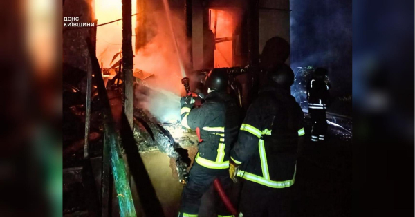 Росіяни продовжують атакувати критично важливу інфраструктуру України. Наприклад, напередодні мешканці деяких районів Київської та Чернігівської областей залишилися без електроенергії внаслідок нападу на підстанцію у Славутичі. Одеса у вогні, Сумська область знеструмлена, Київська область під атаками дронів: Росія знову завдає ударів по мирним містам (фото, відео) | INFBusiness