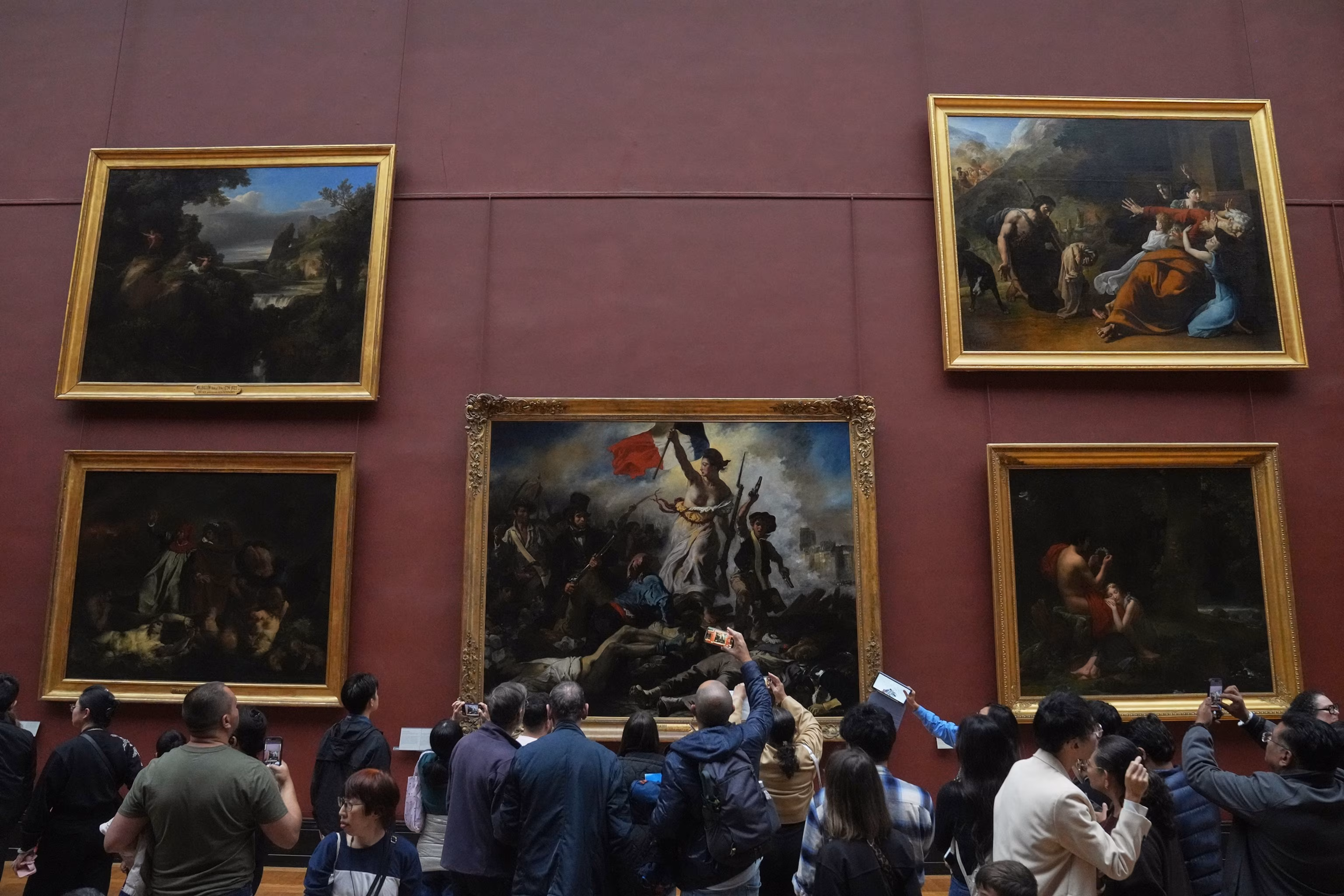 2:21 Відвідувачі дивляться картину Ежена Делакруа (у центрі) «Свобода веде народ» у музеї Лувр через три дні після того, як історичні коштовності були викрадені під час зухвалого пограбування серед білого дня, у середу, 22 жовтня 2025 року в Парижі. Тібо Камю/AP Поліція знайшла сліди ДНК у шоломі та рукавичці, залишених підозрюваними у крадіжці коштовностей Лувру | INFBusiness