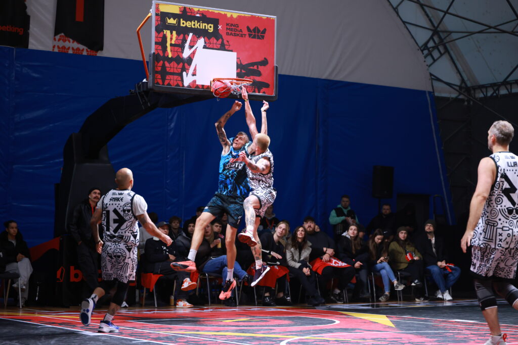 Після шести ігрових днів визначилися півфіналісти King Media Basket — першої всеукраїнської медійної баскетбольної ліги, яка об’єднує зірок шоу-бізнесу, спортсменів та інфлюєнсерів. Медіа та спорт на одному майданчику: визначені півфіналісти King Media Basket