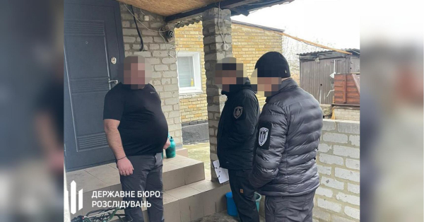 Державне бюро розслідувань, яке нещодавно викрило шахрайство під час закупівлі ліжок для військових частин у Дніпропетровській області, завершило досудове розслідування щодо посадовця однієї з військових частин у Донецькій області, який відправляв підлеглих солдатів на роботу до своєї родини. Зокрема, військовослужбовці продавали вуличну їжу у Покровському районі Донецької області. Замість штурму готували шаурму: у Донецькій області офіцер відправив бійців працювати в кіоск своєї дружини, видаючи їм бойові виплати | INFBusiness