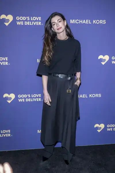 Енн Хетеуей, Хлоя Севіньї та інші зірки на Golden Heart Awards 2025 | INFBusiness