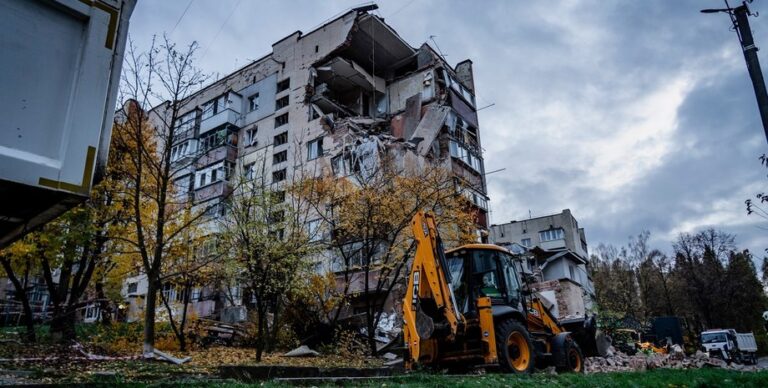 У Хмельницькому виявили двох осіб під руїнами висотки (фотозвіт)