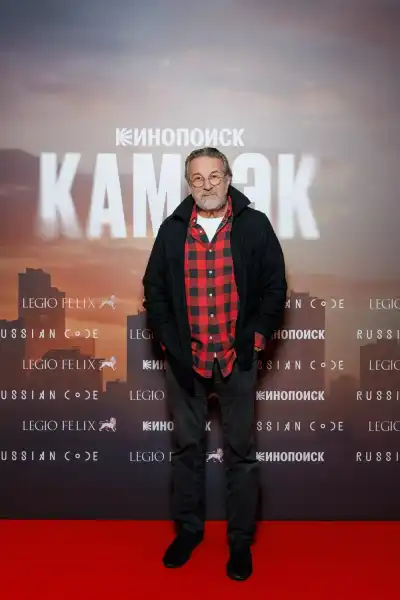 / Світська хроніка Олександр Петров з'явився на московській прем'єрі з дружиною та мамою | INFBusiness