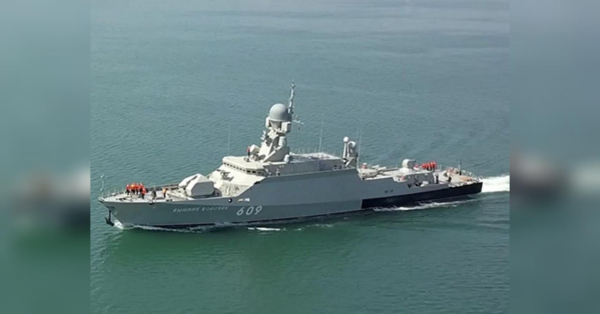 Російський ракетний корабель таранить танкер, тікаючи від українських безпілотників (фото)