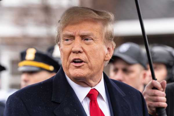 Трамп підтверджує торговельну війну з Китаєм: падіння біткойна