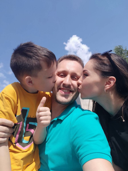 Ромчик, який дивом вижив після російського ракетного обстрілу Вінниці, нарешті зміг зняти з обличчя маску, яку носив два роки: хірурги також «зробили» дитині вушка | INFBusiness