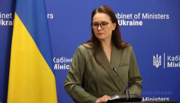 Уряд додатково виділить 324,7 млрд гривень на оборону – Свириденко 06.10.2025 17:14 Укрінформ Кабінет Міністрів схвалив зміни до Державного бюджету на 2025 рік, згідно з якими до кінця року на оборону буде виділено додатково 324,7 млрд гривень. Уряд додатково виділить 324,7 мільярда на оборону – Свириденко | INFBusiness